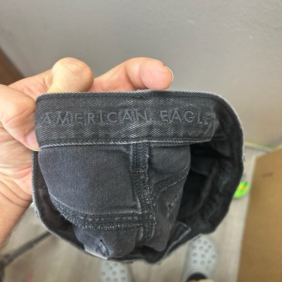 American Eagle Shorts SZ 2 Medium Wash Mom Short Stretch Black Distressed denim - Picture 3 of 4